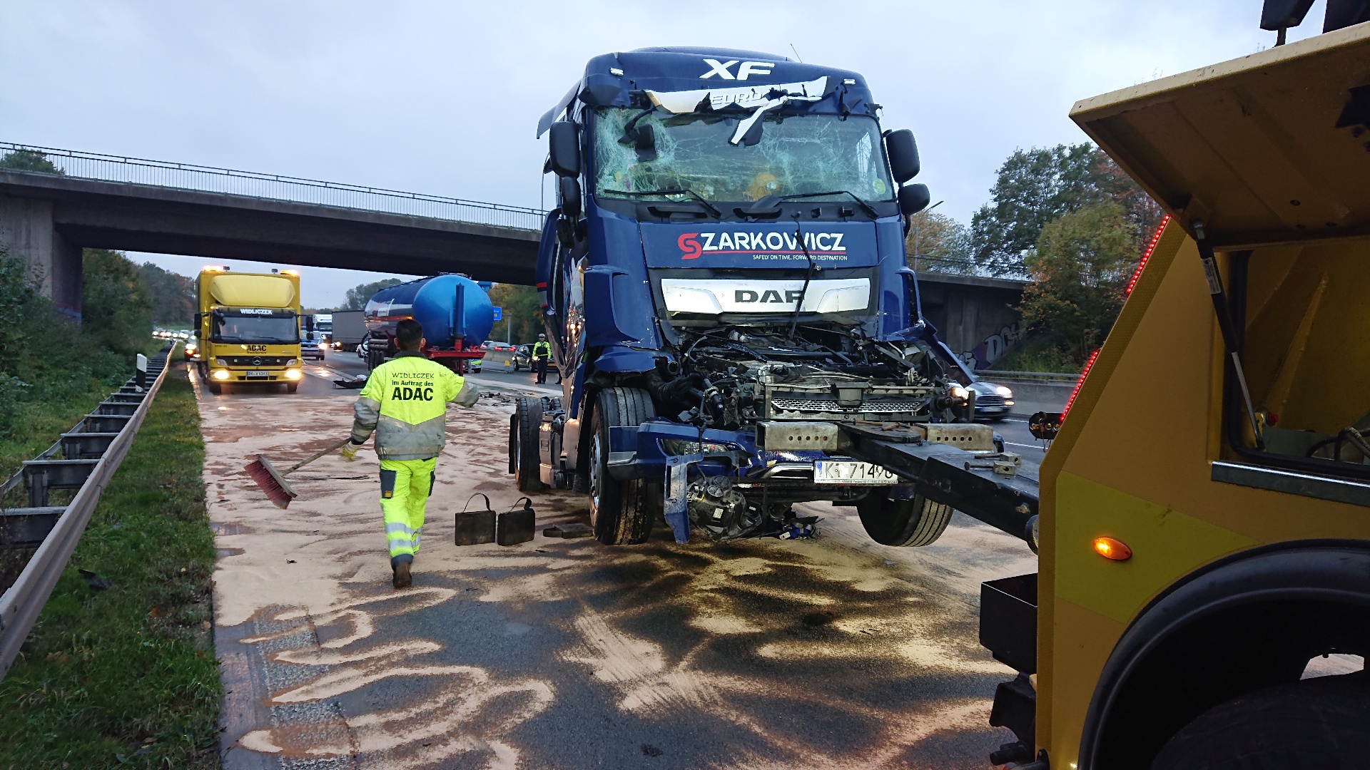 Schwerer Lkw-Unfall auf A1 bei Unna: Silozug prallt auf Sattelzug
