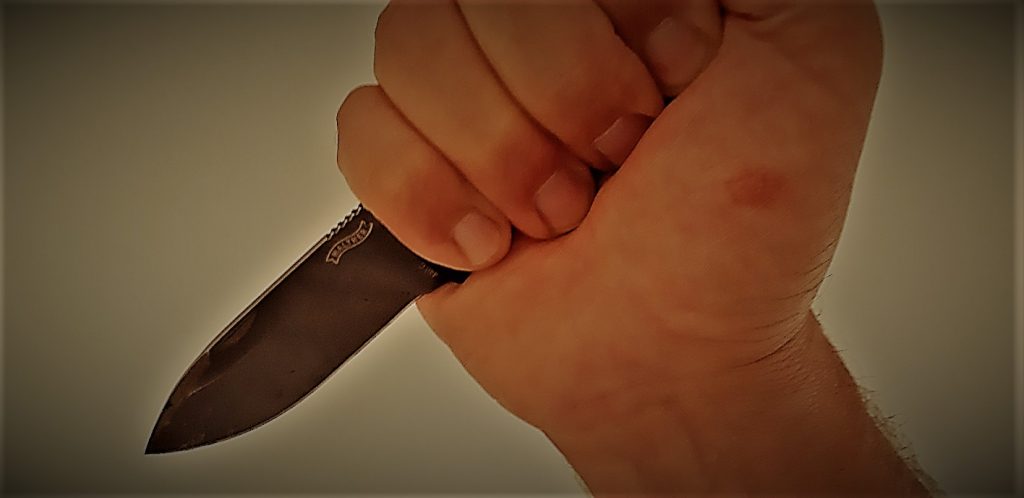 Frau bedrängt – Angriff auf Helfer mit gezücktem Messer