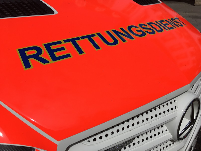 Randale im Rettungswagen: Patient bedroht Retter und schlägt Krankenschwester – Platzverweis