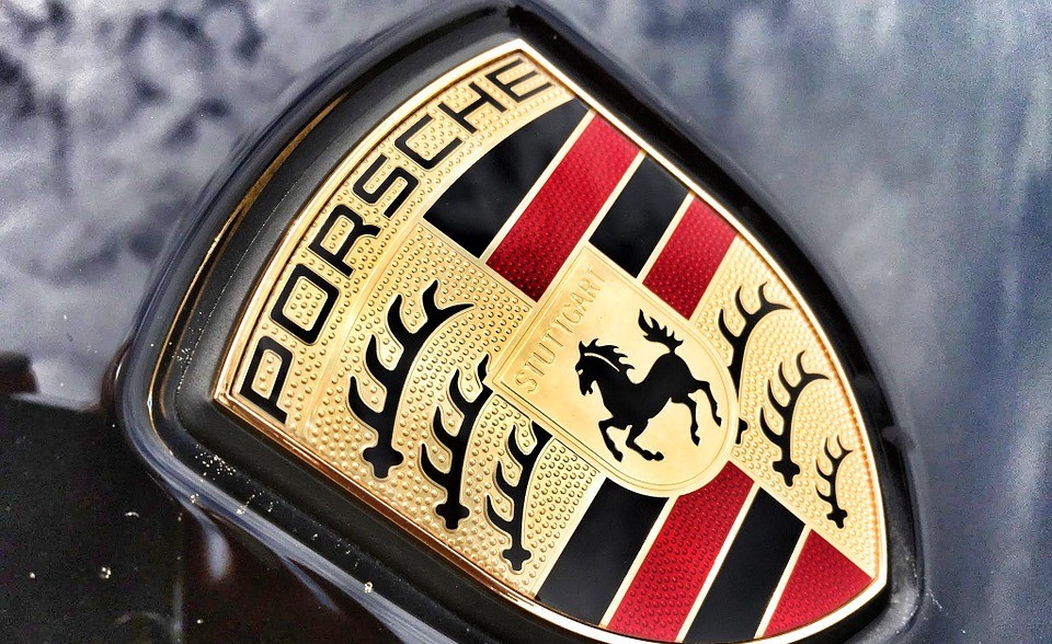 Hamm: Unfallflucht nach waghhalsigem Überholmanöver im Porsche Cabrio