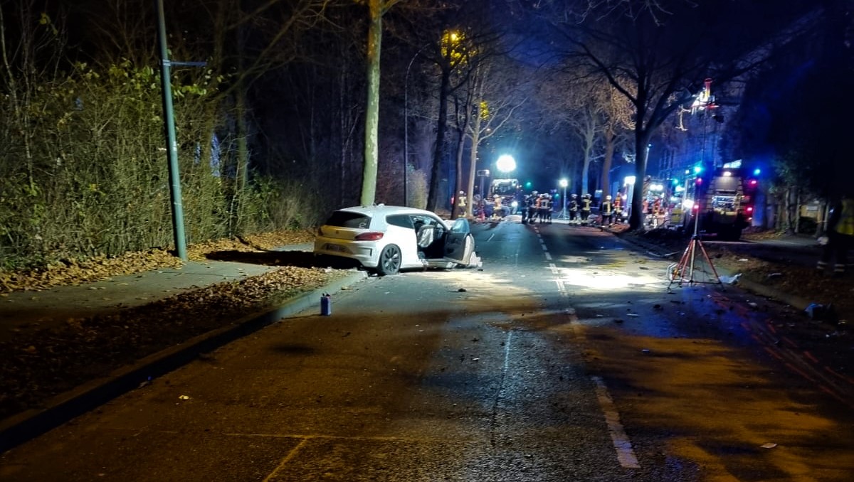 Frontalkollision in Bergkamen – Beifahrer (31) stirbt, Fahrer (25) in Lebensgefahr