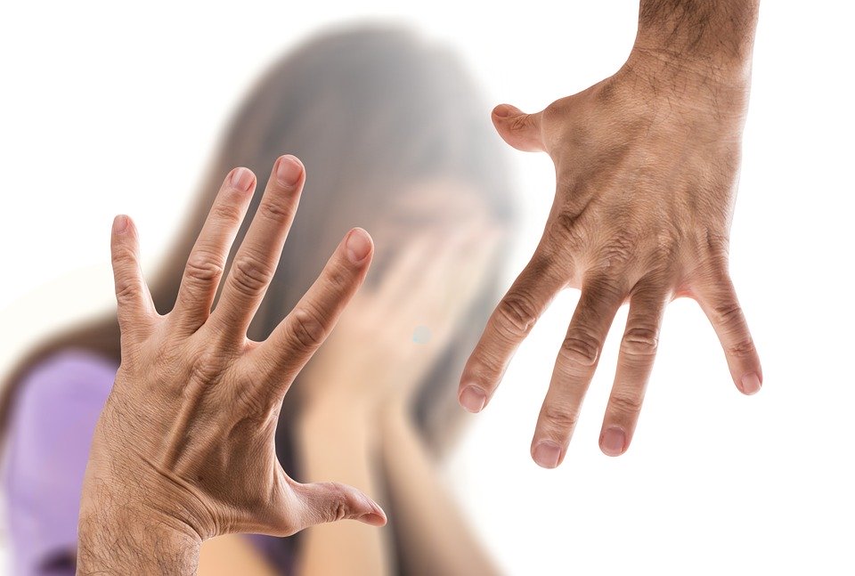 Auf der Straße Ehefrau geschlagen, am Kopftuch zum Stürzen gebracht: „Haben nur verbal gestritten“