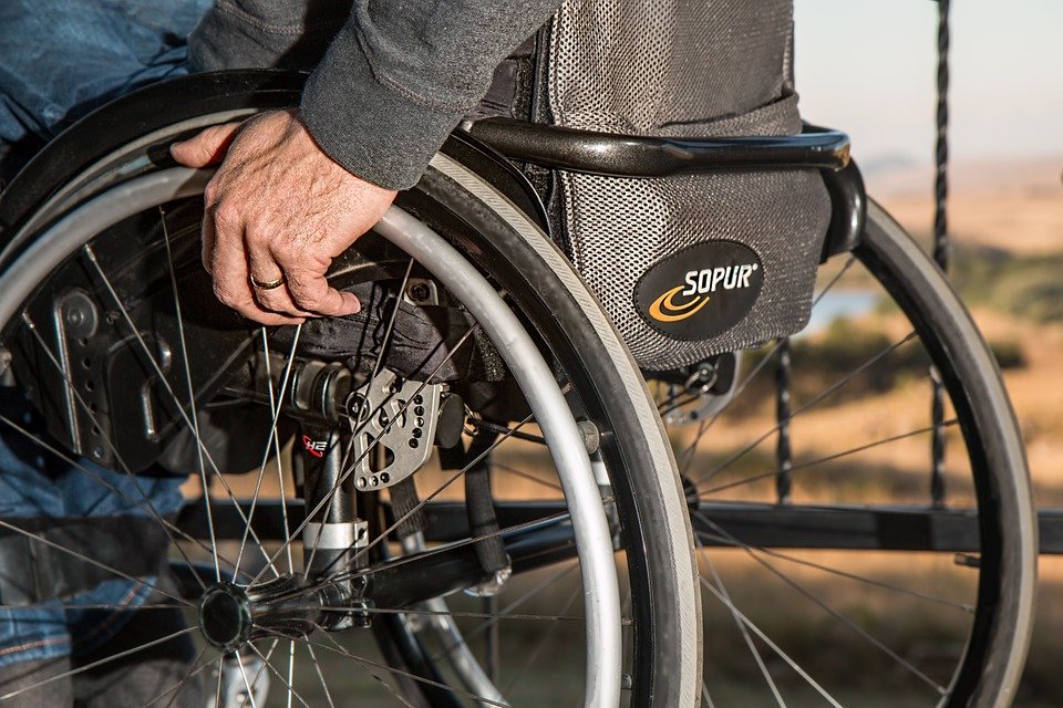 „Nur leicht eine geklatscht“ – Randalierer im Werler Kurpark schlägt im Rollstuhl sitzenden Senior (85)
