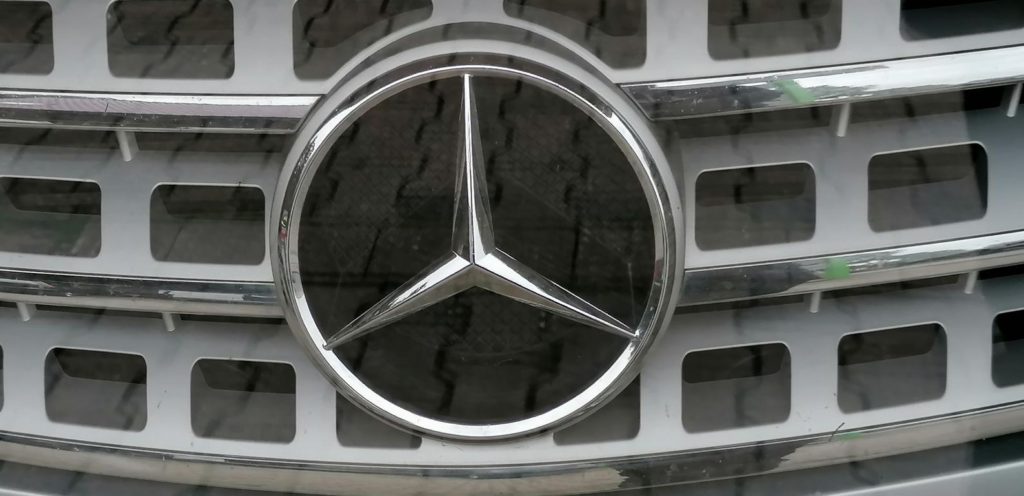 Mercedesfahrer überholt mit 175 km/h Zivilstreife in Dortmund-Brackel