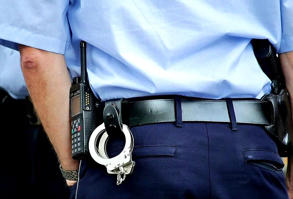 3 „Polizisten“ in Uniform stehen mittags vor der Tür: „Zahlen Sie sofort 6300 € Strafe!“