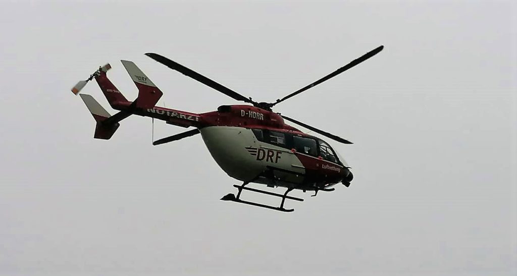 Biker und Sozia (14) bei Motorradunfall im Kreis Soest schwer verletzt – Hubschrauber fliegt Jugendliche aus