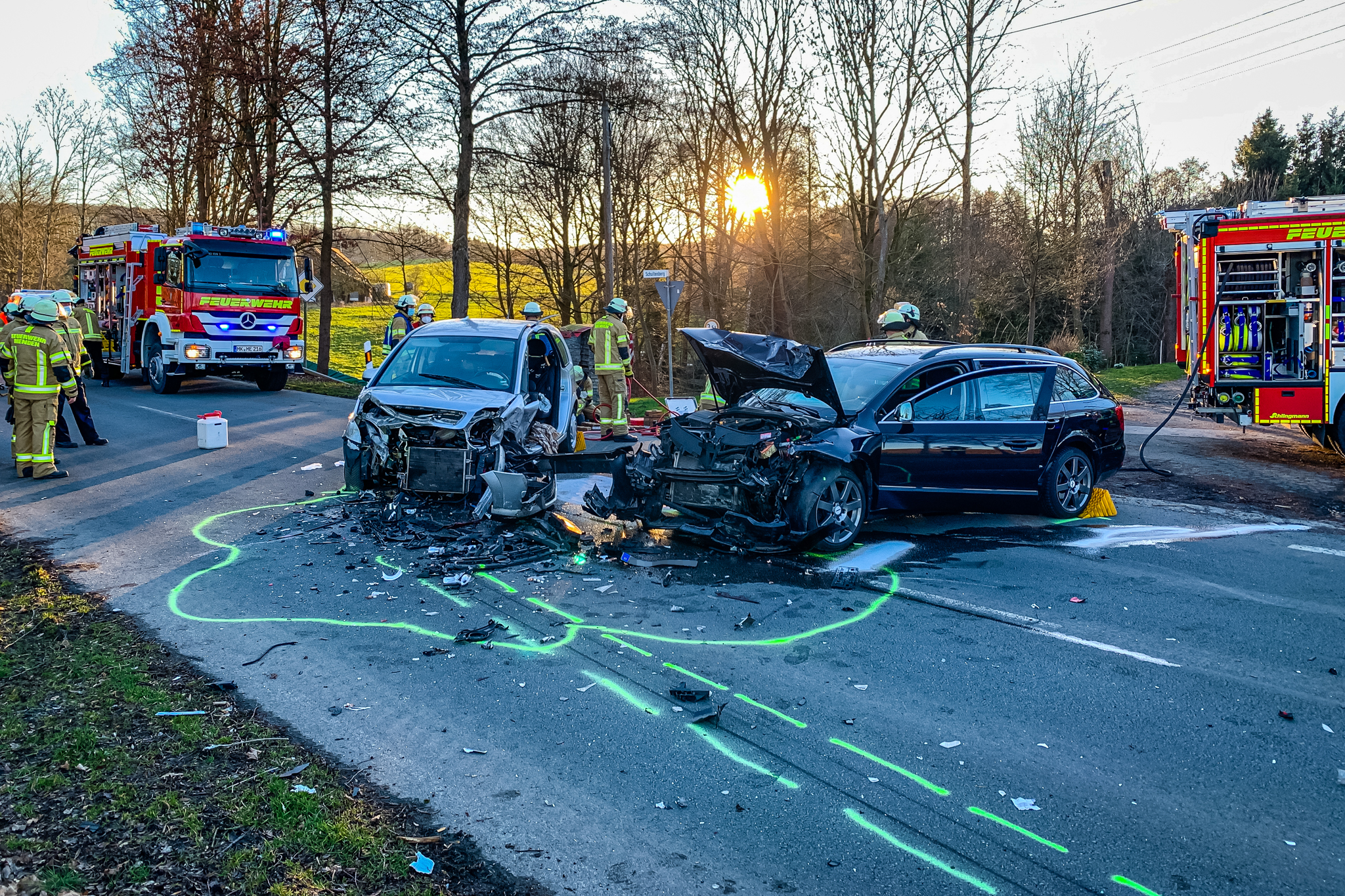 Schwerer Unfall mit 5 Verletzten in Menden-Oesbern – Christoph 8 fliegt Schwerverletzten aus