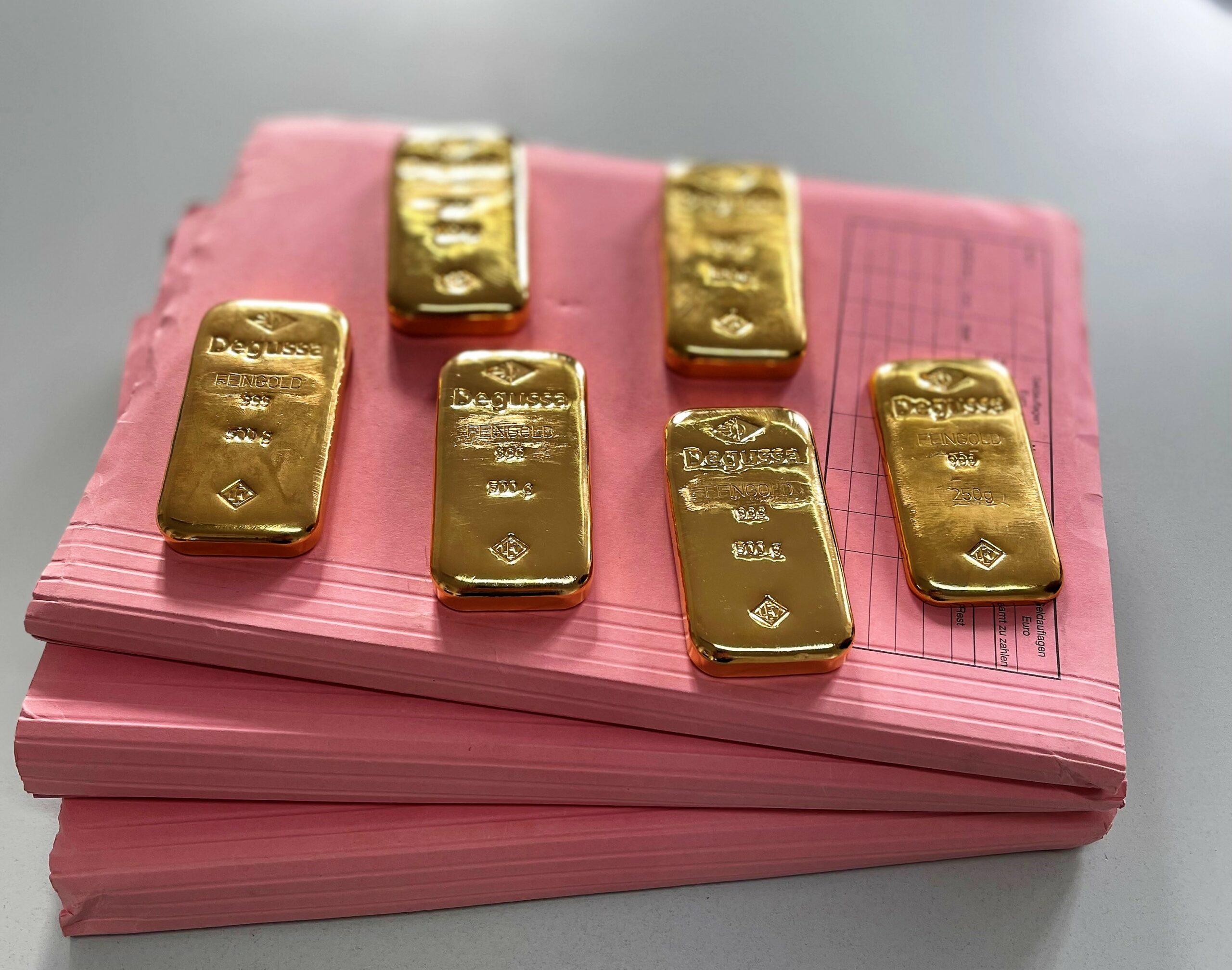 Senior (92) wollte Gold im 6-stelligen Wert eintauschen – Betrüger mit Goldattrappen gestellt