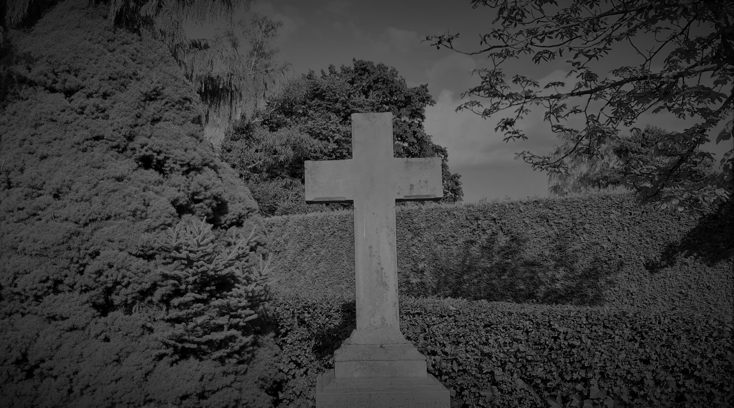 Friedhofsbesucherin am Grab kniend beraubt – Fotofahndung