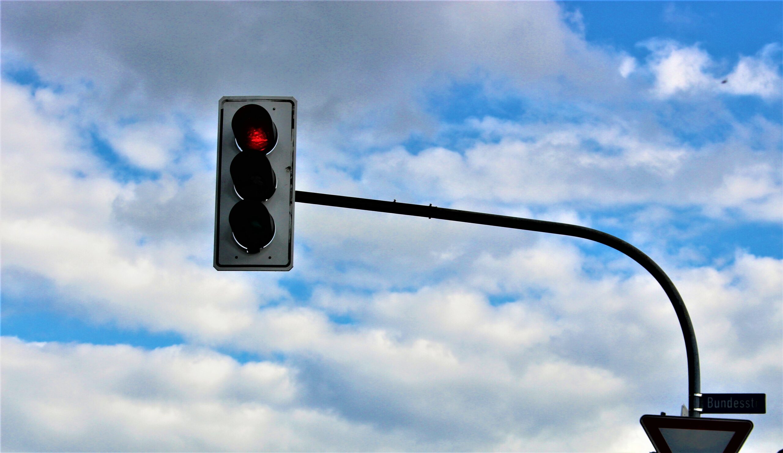 Tiefstehende Sonne – Pkw-Fahrer (87) übersieht Rot und überschlägt sich auf B1-Kreuzung im Kreis Soest