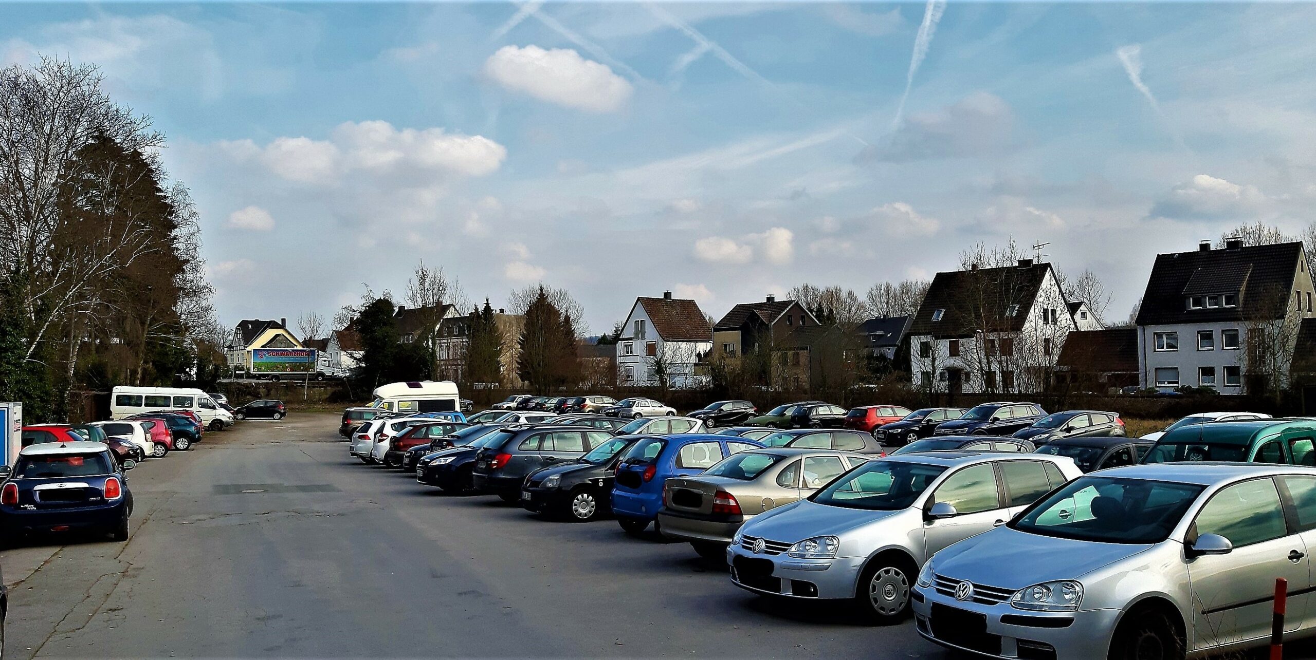 „Kostenloses Parken wichtig für Bürger und intakte Innenstadt“: CDU Fröndenberg fordert Sanierung des Wildschütz-Parkplatzes