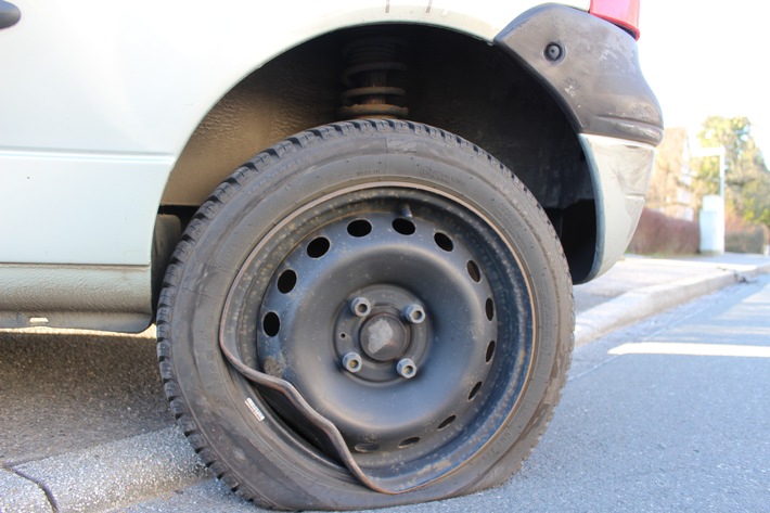 Geschätzt 80-Jähriger zersticht Reifen auf Parkplatz