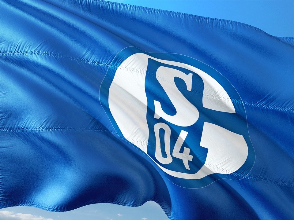 Schalke gegen Rostock: Flaschenwürfe und Angriffe auf Polizisten überschatten Abreise