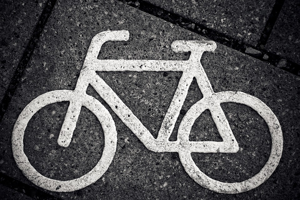 Hamm: Rennradler stößt Pedelecfahrerin um und flüchtet