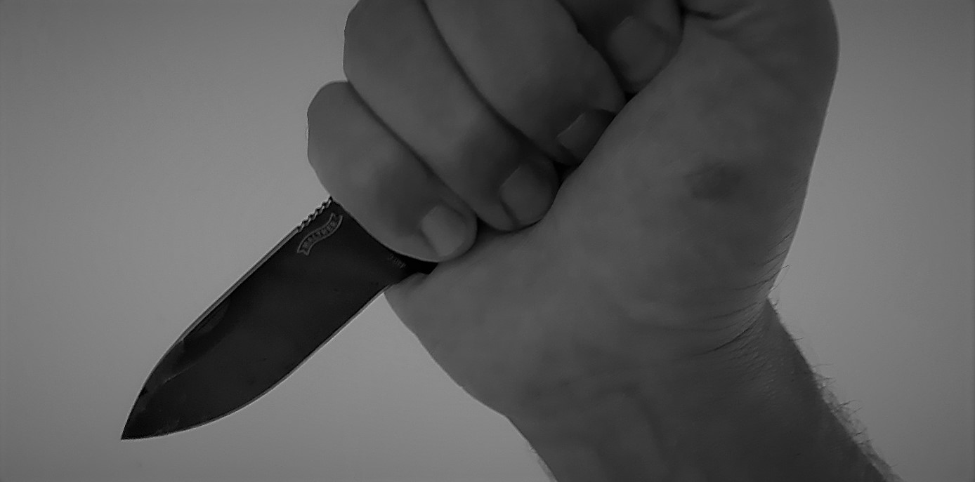 Zeugen stellen Unfallflüchtigen – der greift mit Messer an