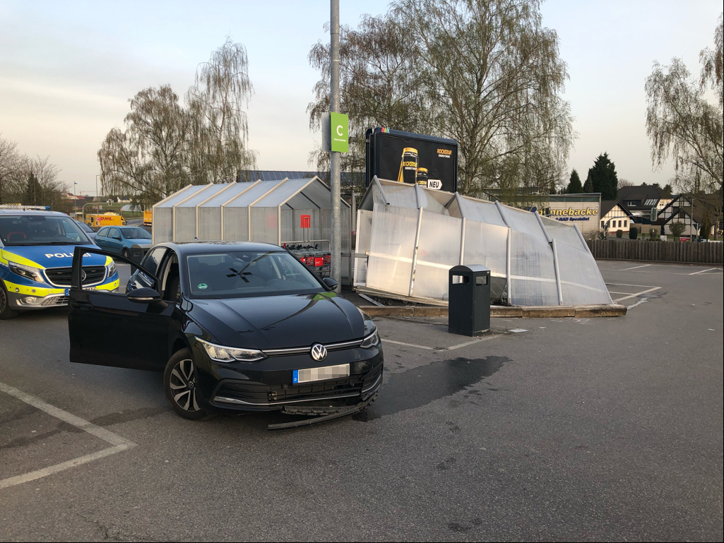 Fröndenbergerin rauscht in Einkaufswagenstand – Beifahrer aus Menden wird verhaftet