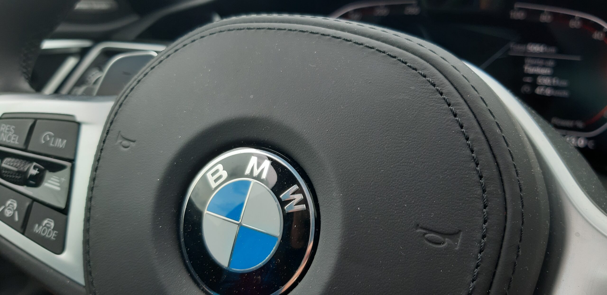 Betrunkener BMW-Fahrer kracht rückwärts in Polizeiauto