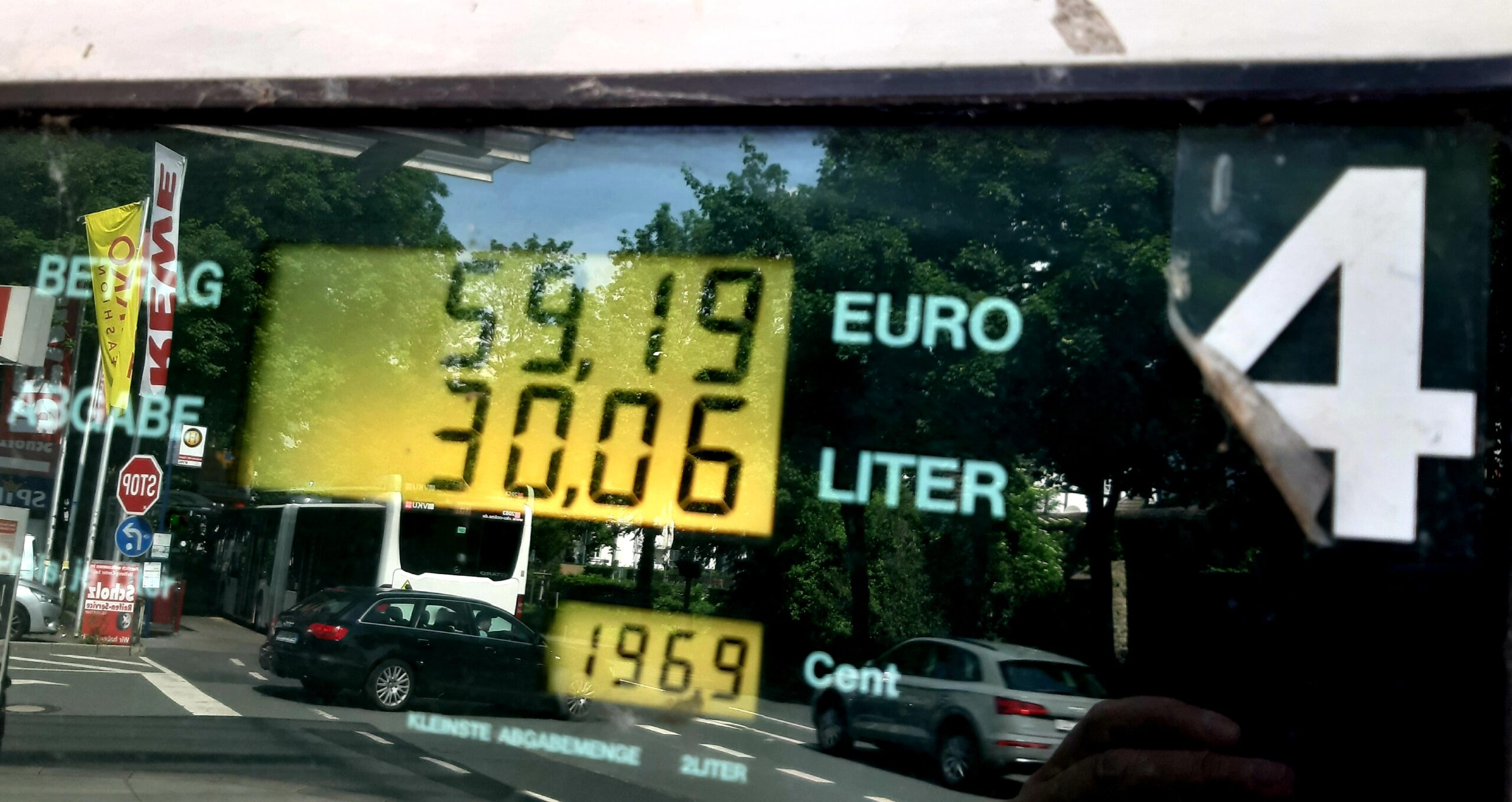 „Überall ist Tanken billiger als in Deutschland“? Das stimmt nicht – Augen auf im Sommerurlaub