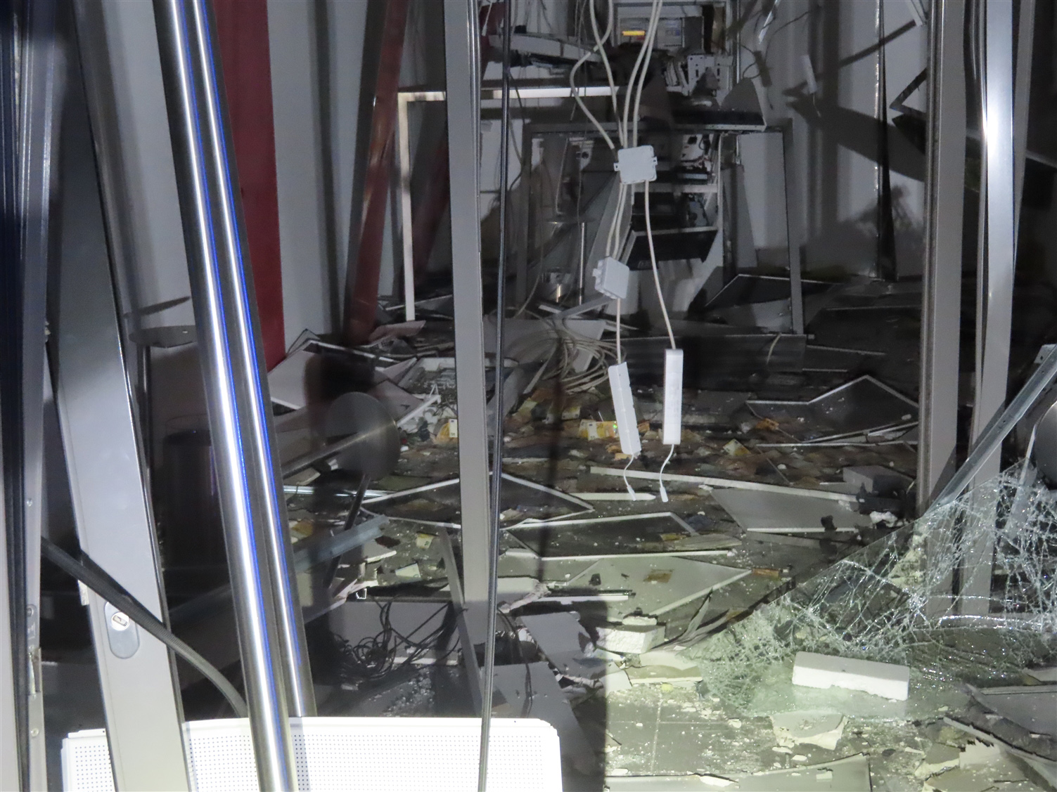 Zwei Geldautomaten in Hemer gesprengt – Mindestens 5 Personen rasen in Audi und Golf GTI davon