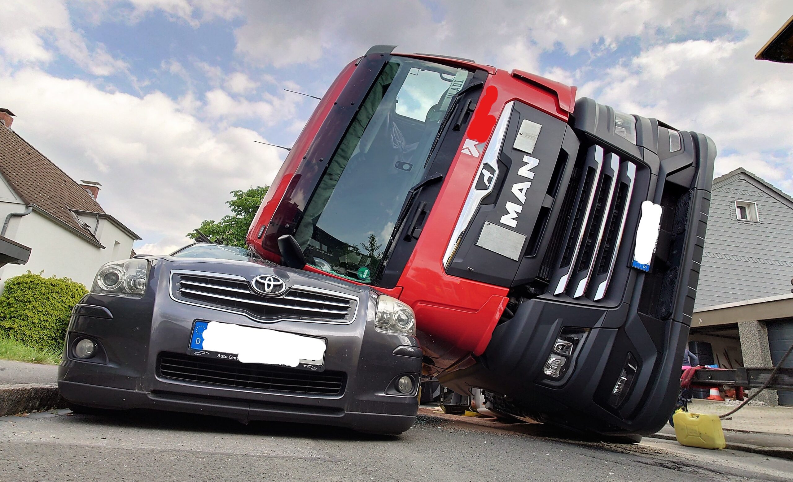 Beladener Sattelschlepper kippt auf Auto und zerquetscht es