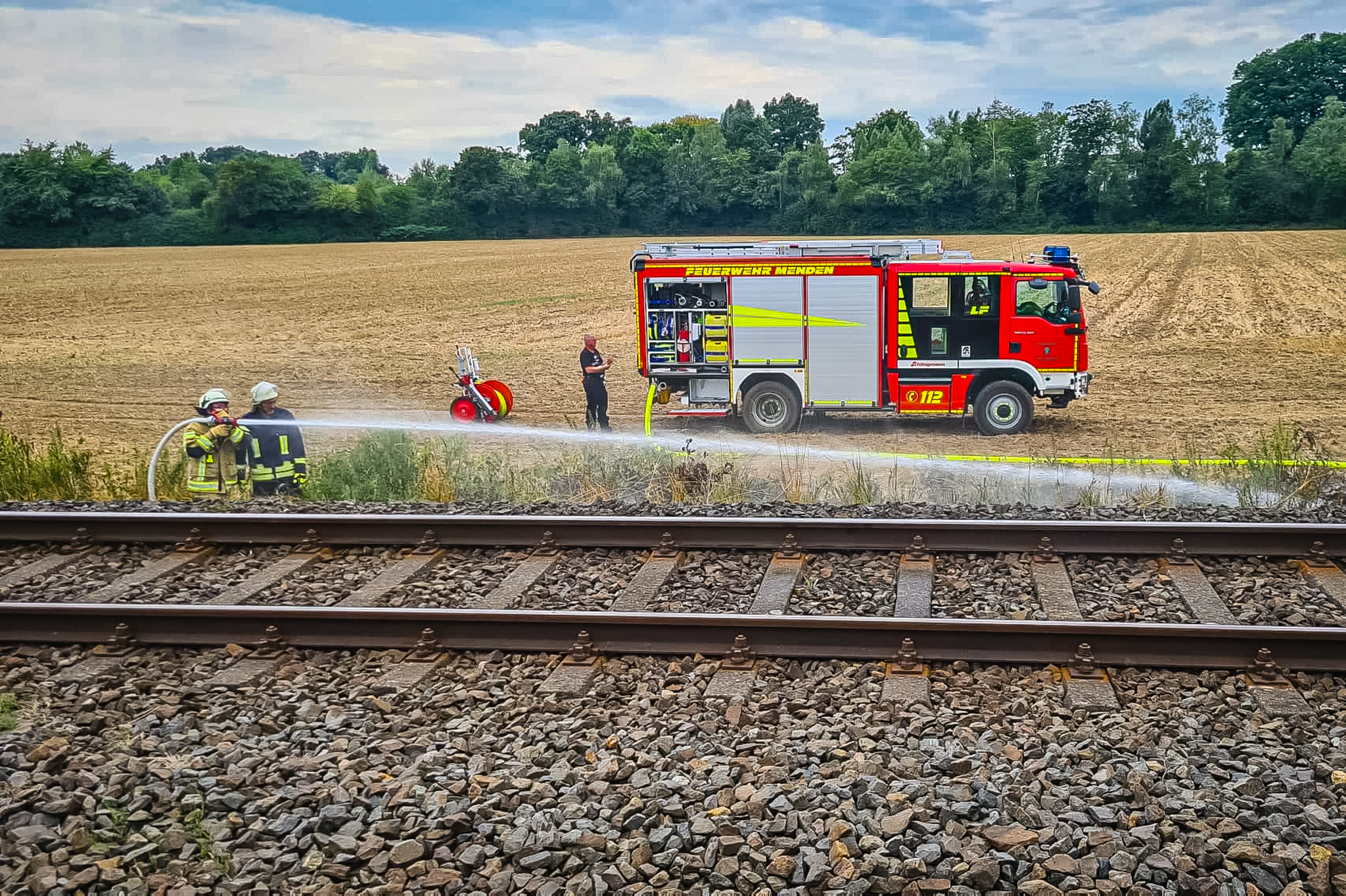 Flächenbrand am Bahndamm zwischen Menden und Fröndenberg – Bahnstrecke gesperrt