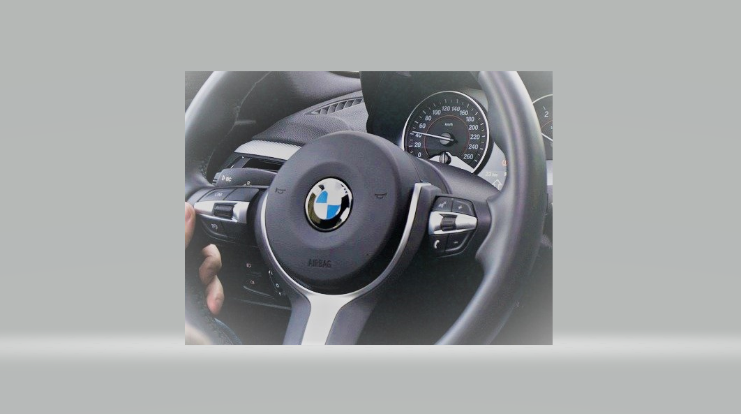 Hamm: BMW-Fahrer überfährt beinahe Fußgänger, grinst und fährt weg