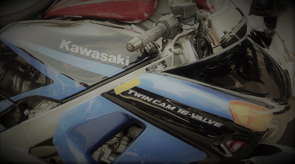 Maximal beschleunigt, Sozius ohne Schutzkleidung – Kawasaki bohrt sich in Motorhaube