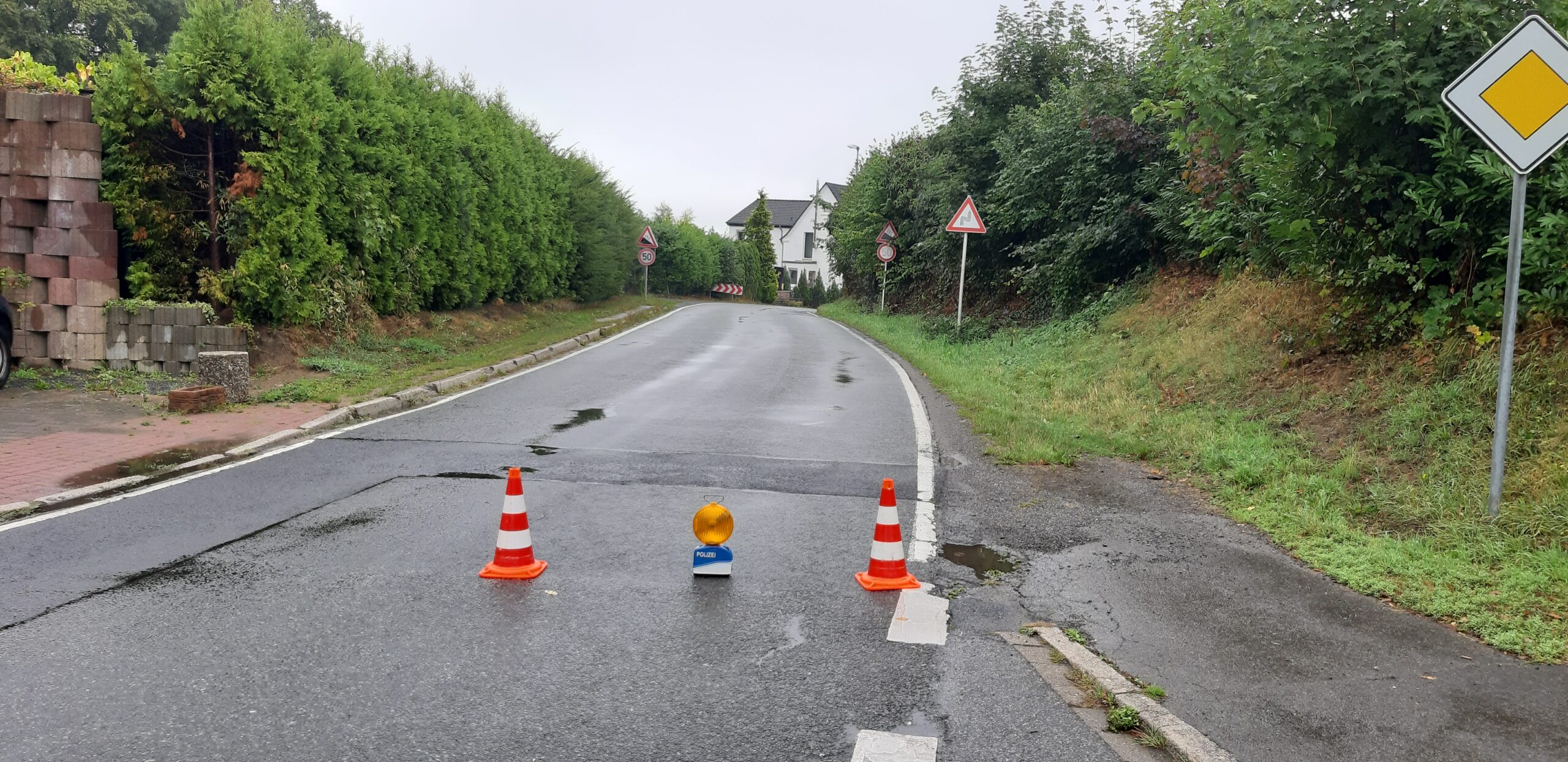Eulenstraße in Fröndenberg gesperrt – Pkw lag auf Seite