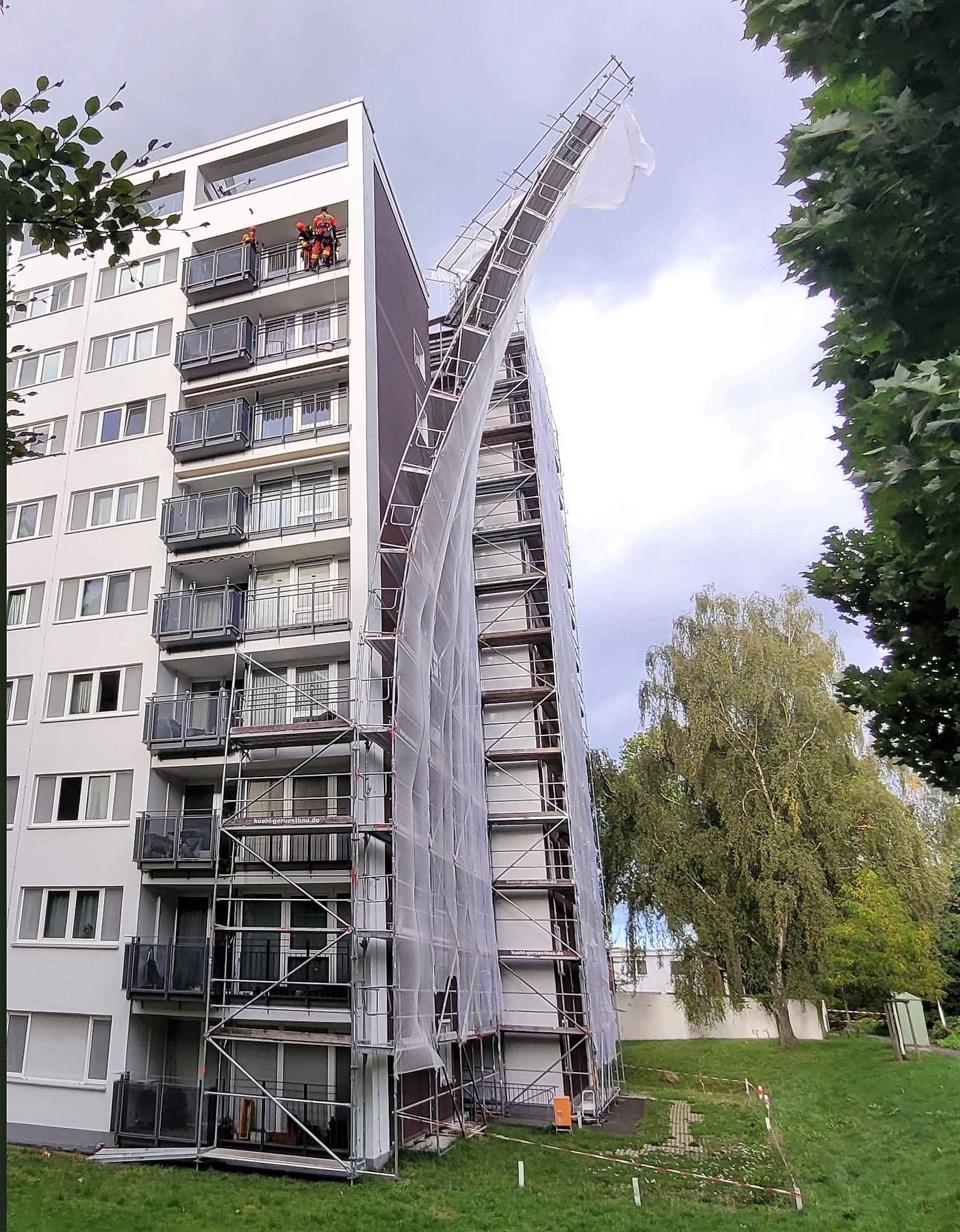 Höhenretter der Feuerwehr mit spektakulärem Einsatz an 9-geschossigem Haus