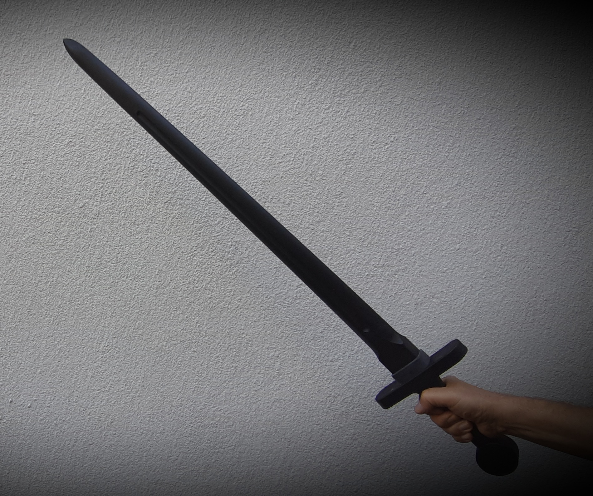 Mit Schwert gegen Tür gehämmert / Mit Messer und Holzlatte in Wohnung gestürmt