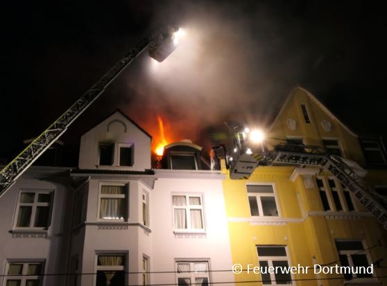 Dachgeschoss in Körne brennt im voller Ausdehnung – Oberleitung der S-Bahn abgeschaltet