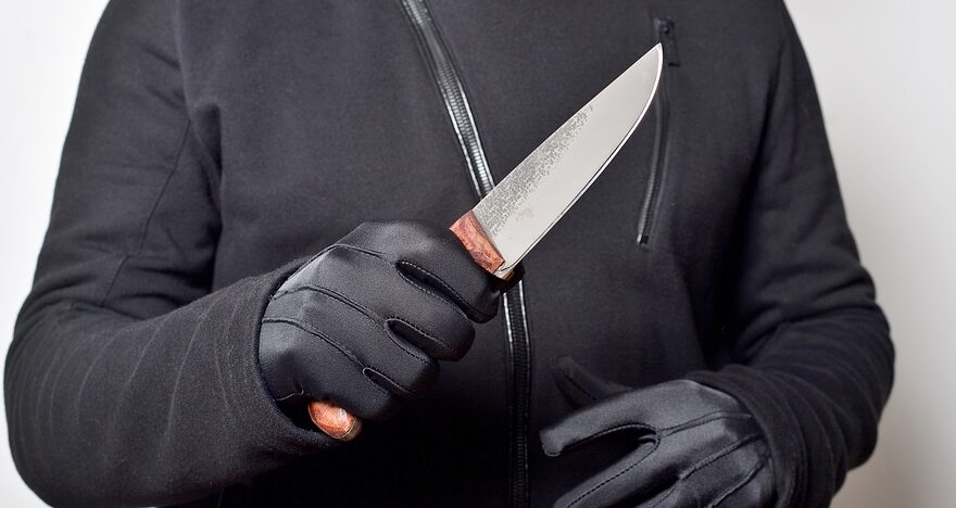 Polizeibekannter Mann läuft auf Revierbahnhof mit Messer auf Polizisten zu – 2 weitere Messer gefunden – Keine Haftgründe