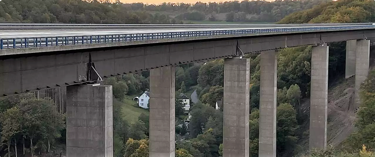 Trotz späterer Sprengung der A45-Rahmedetalbrücke: 2026 soll erste neue Brückenhälfte stehen