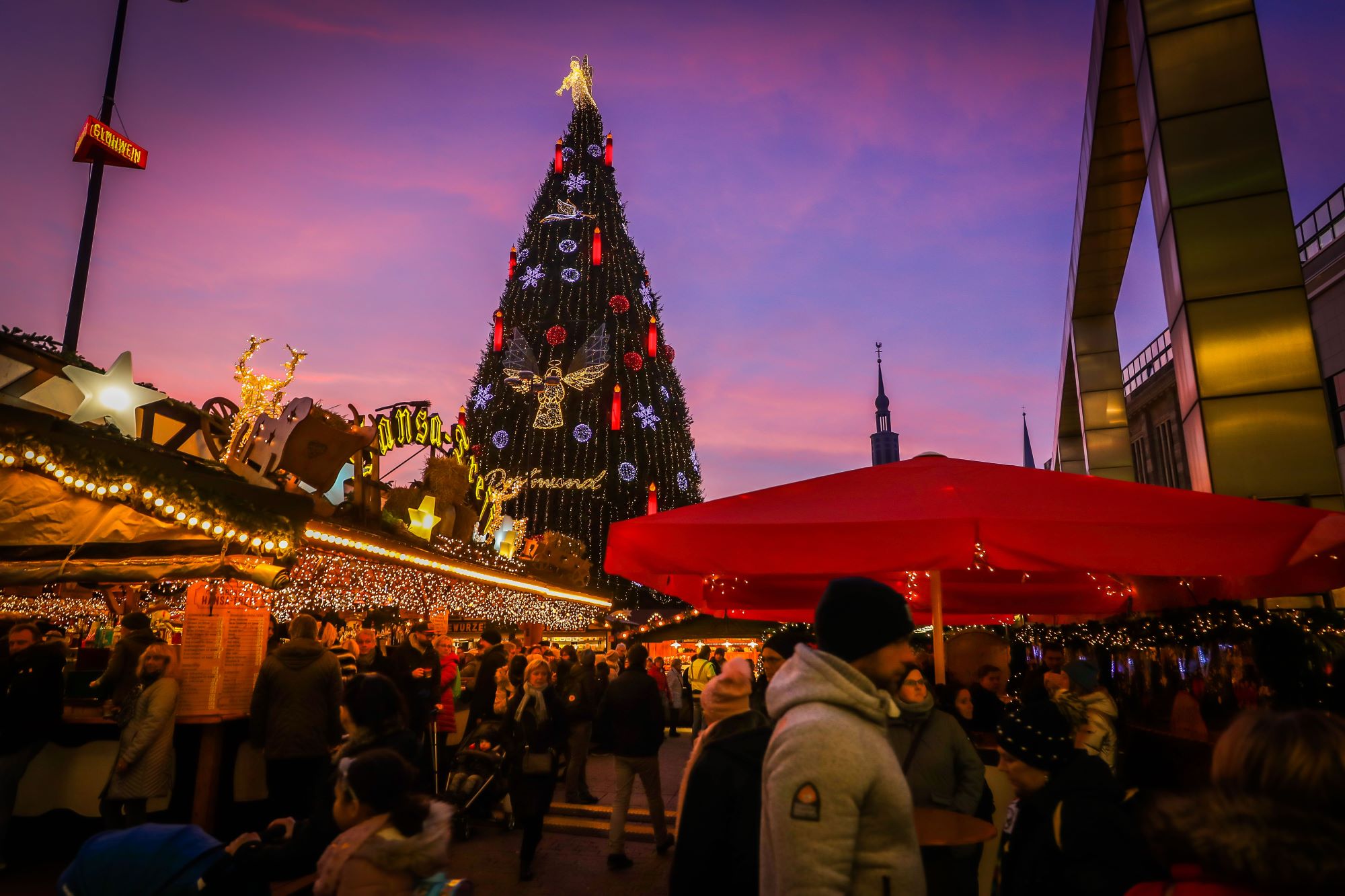 „Licht an“: Ab Montag leuchtet wieder Dortmunds XXL-Gesteck, der „größte Weihnachtsbaum der Welt“