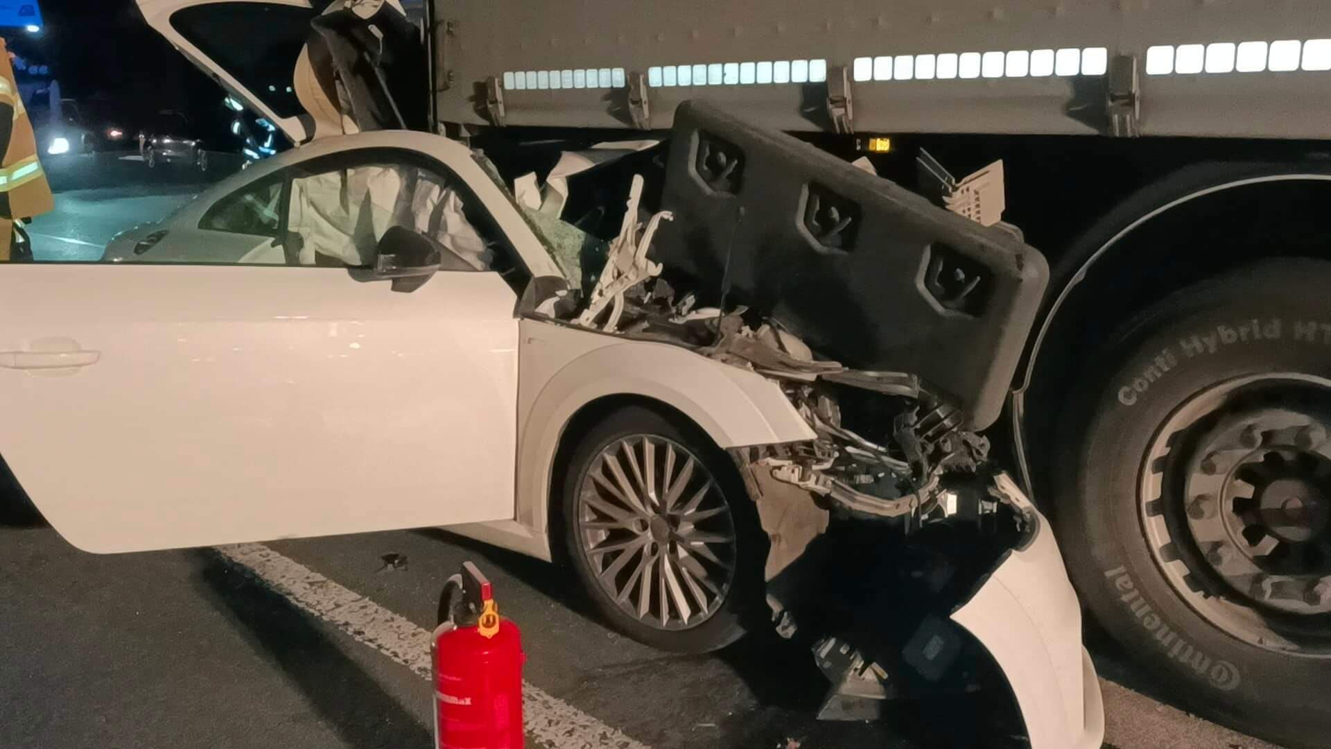 Audifahrerin kracht auf A1 bei Kamen auf Lkw und gerät unter Auflieger