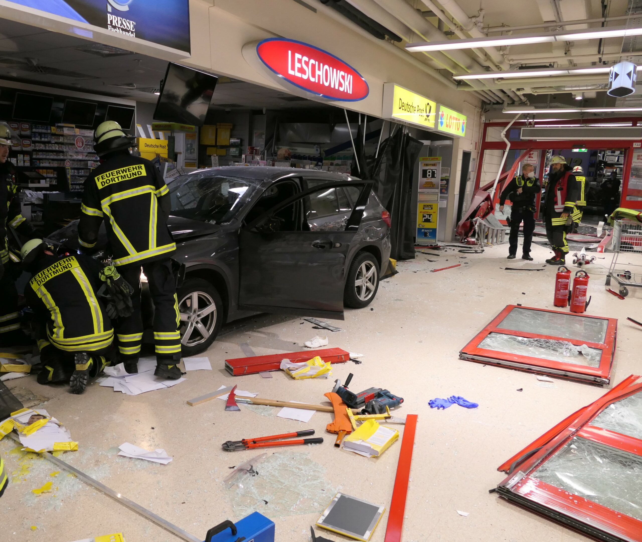 BMW kracht in Geschäft in Aplerbeck – Fassade, Wände, Ladeneinrichtung demoliert, 75.000 € Schaden