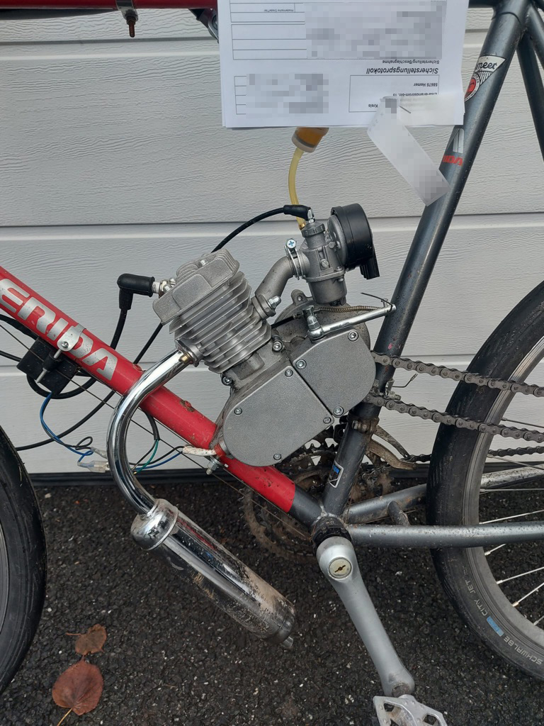 Fahrrad mit Benzinmotor, Fahrer unter Drogen