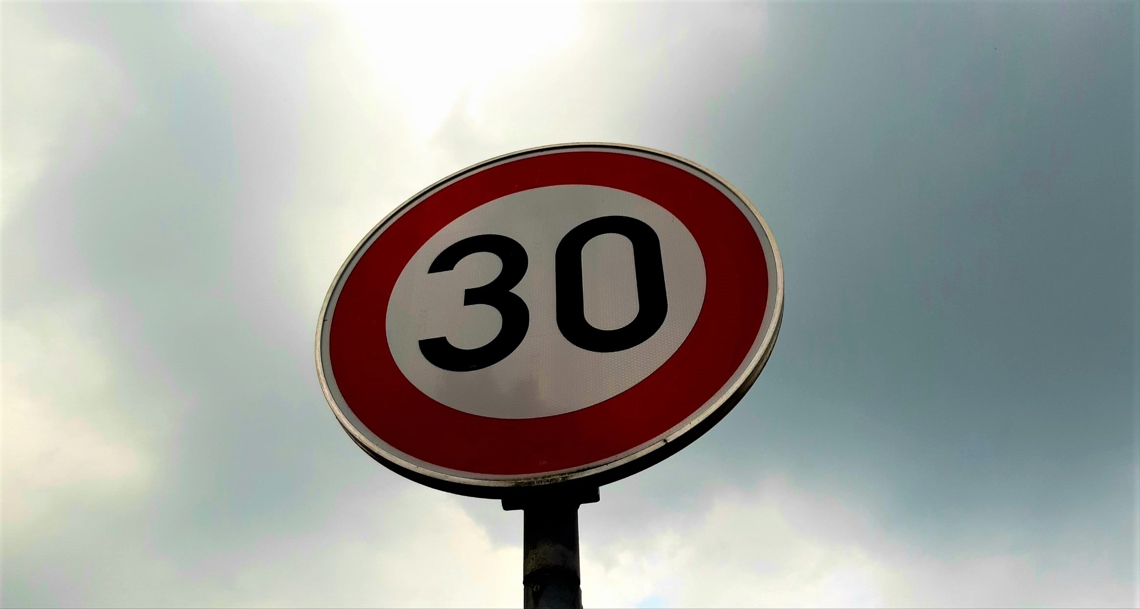 Leichter Tempo 30, Umweltspuren, Radstraßen: Amsterdam hat jetzt „die 30“ – In Deutschland blockieren Länder