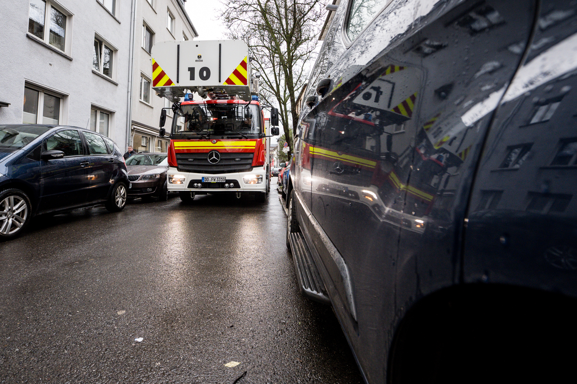 Großer Ärger in der Großstadt: Parkende Pkw blockieren Feuerwehr, Rettungsdienst, Müllabfuhr