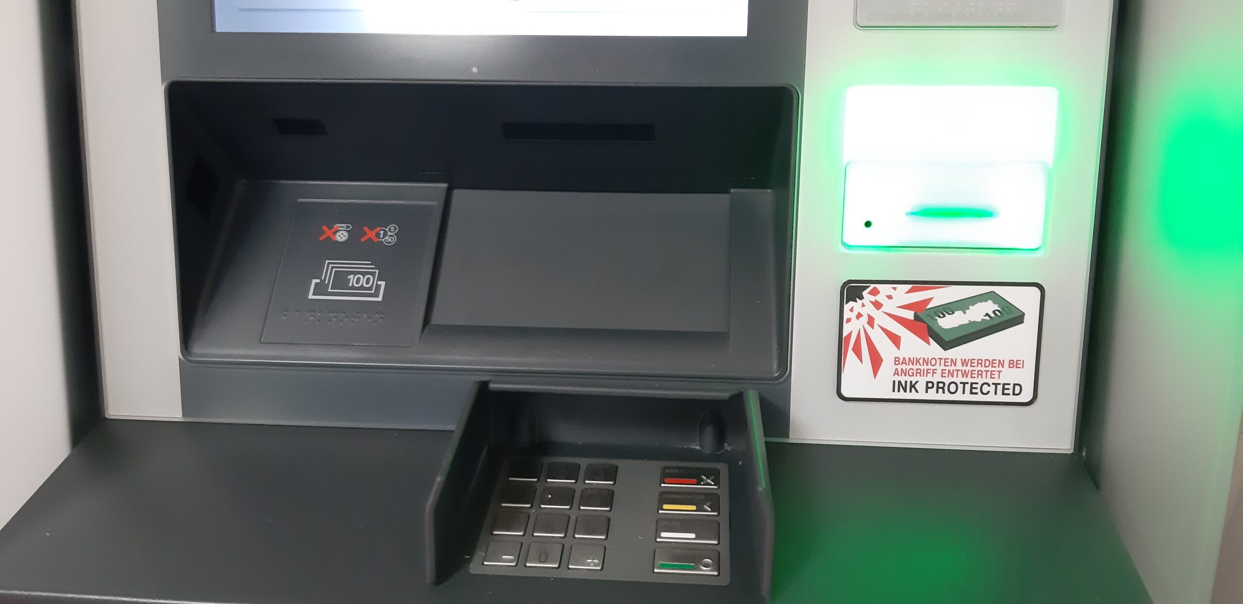 Vorsicht Manipulation – Geldautomat „verschluckt“ EC-Karten