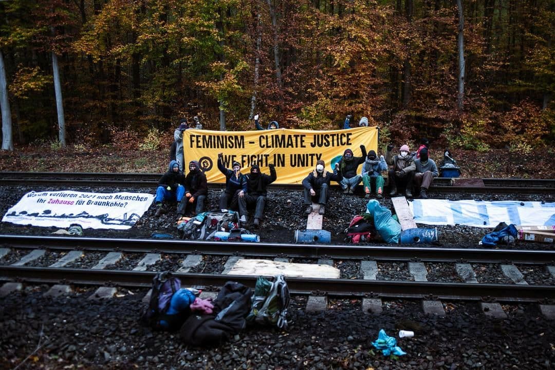 Mit eingegipsten Armen an Gleis gekettet: Klima-„Aktivisten“ im Januar vor Gericht – „8000 t CO2 eingespart“
