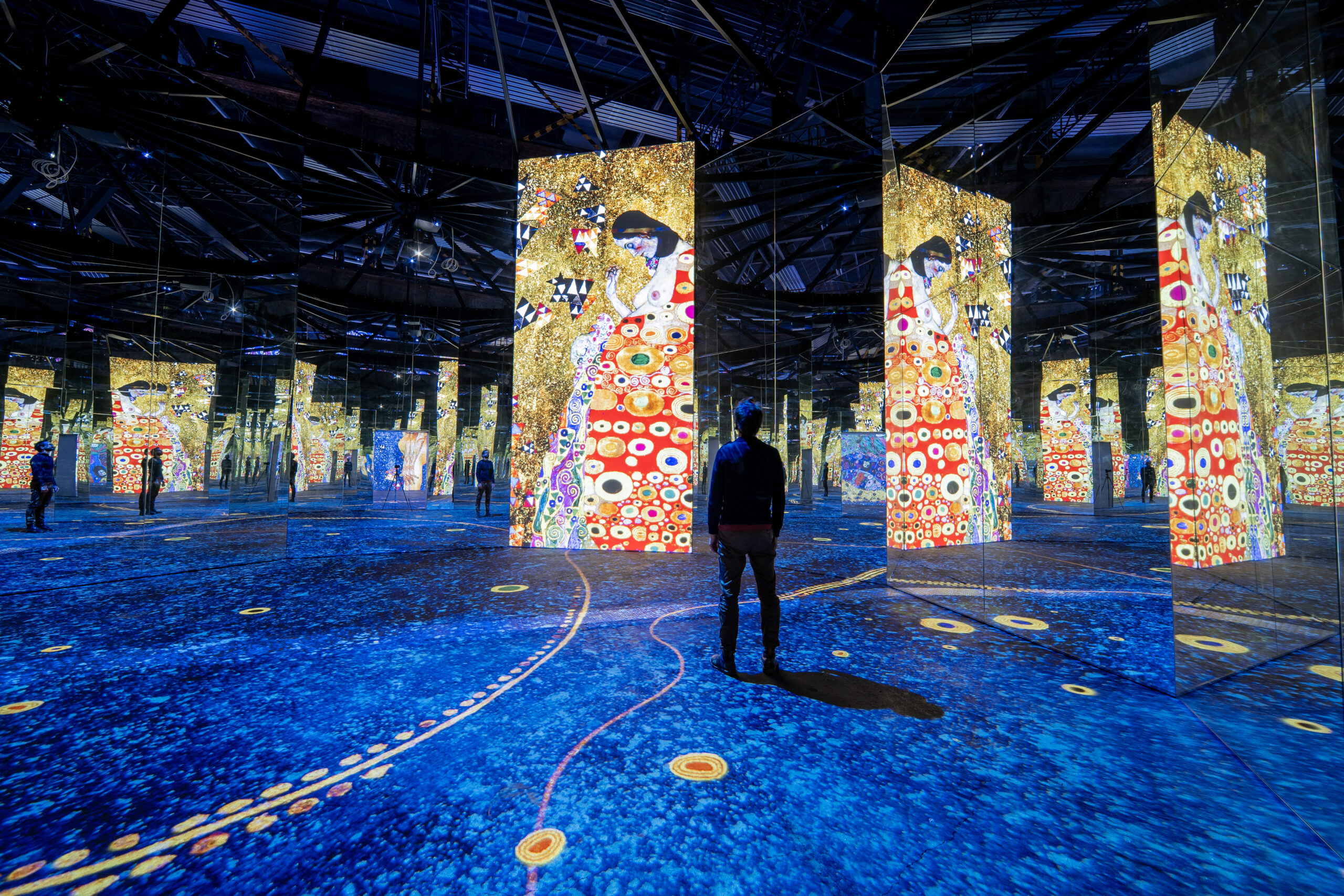 110 Videoprojektoren: „Phoenix des Lumières“ verwandelt Industriehalle in Gesamtkunstwerk- Halbe Mio. Besucher erwartet