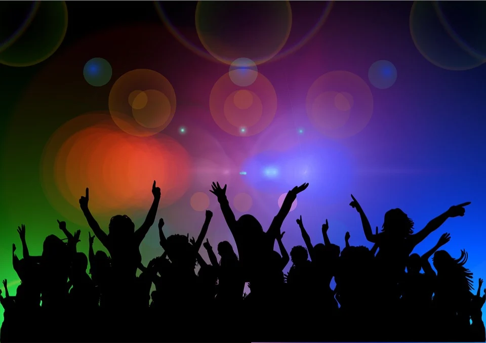 „Krankfeiern“ auf White Night Ibiza Party rechtfertigt fristlosen Rauswurf