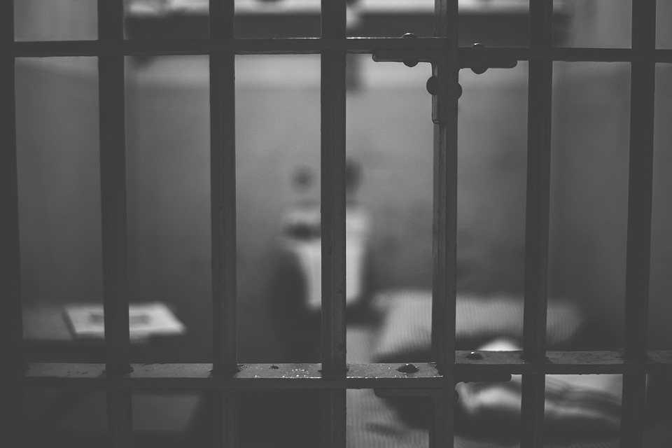 „Medienwände“ sollen Aufenthalt in Schlichtzelle für psychisch auffällige Gefangene „erträglicher“ machen