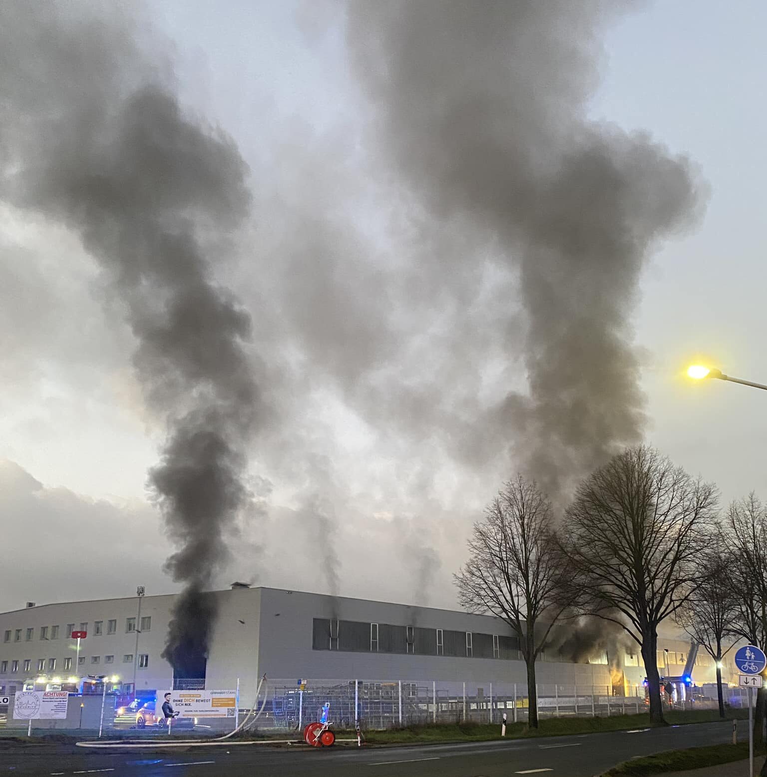 Großbrand in Galvanik-Anlage in Werl – Flammen schossen 50 Meter hoch