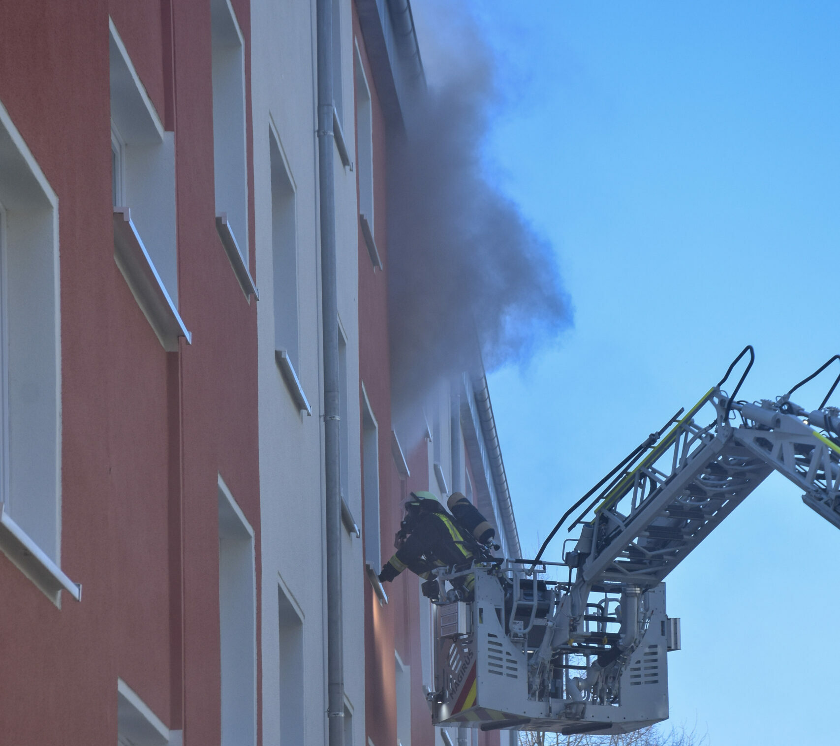 Kellerbrand in Neuasseln – Mehrere Bewohner per Drehleiter gerettet, darunter Kleinkind – 8 Verletzte