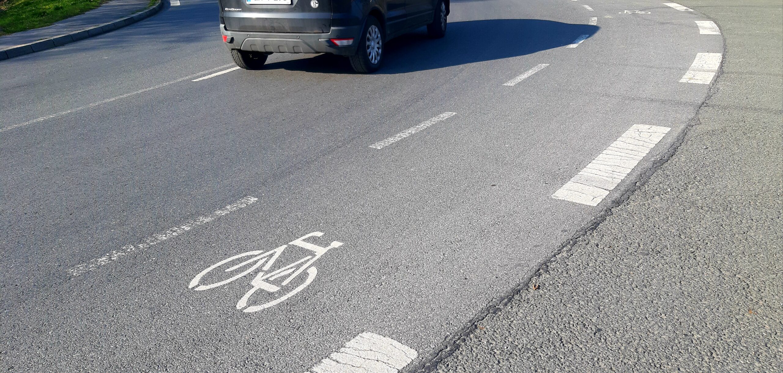 Parkplatzrasur zugunsten Radlern am Landweg in Howi: Kreis verweist aufs Radverkehrskonzept – Gemeinde „keine Einwände“