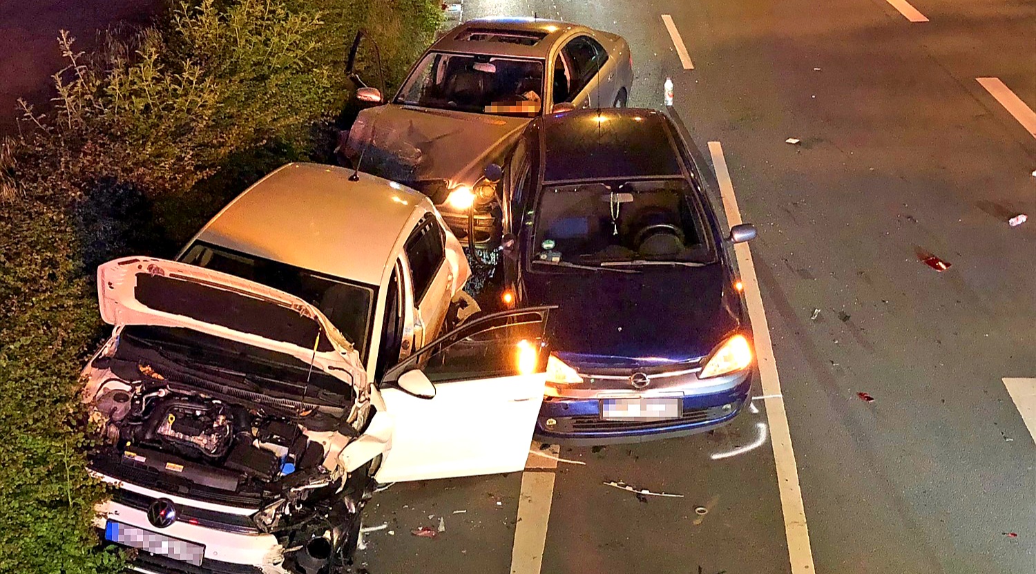 Fünf teils schwer Verletzte: Mutmaßliches Rennen im 5er-BMW und Mercedes endet in Iserlohn mit schwerem Unfall