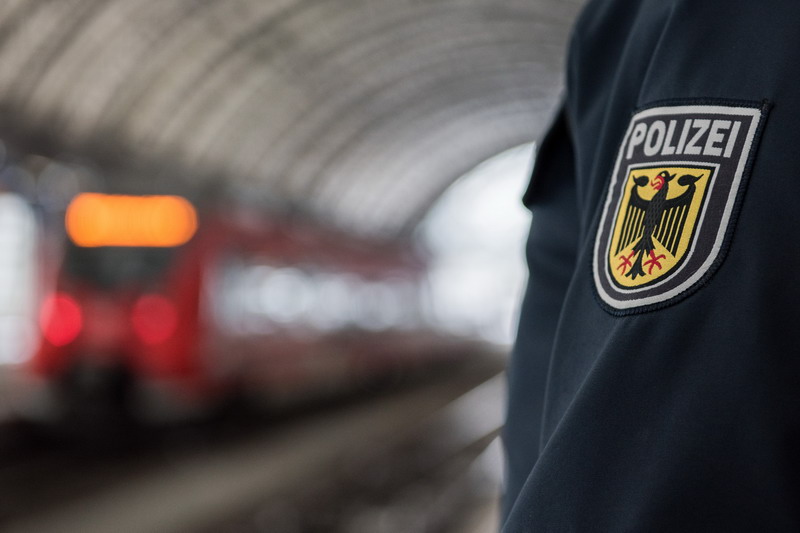 Zwei Jungen wollen 6-Jährigen von Bahnhofsbrüstung werfen und nötigen ihn dann: „Spring!“