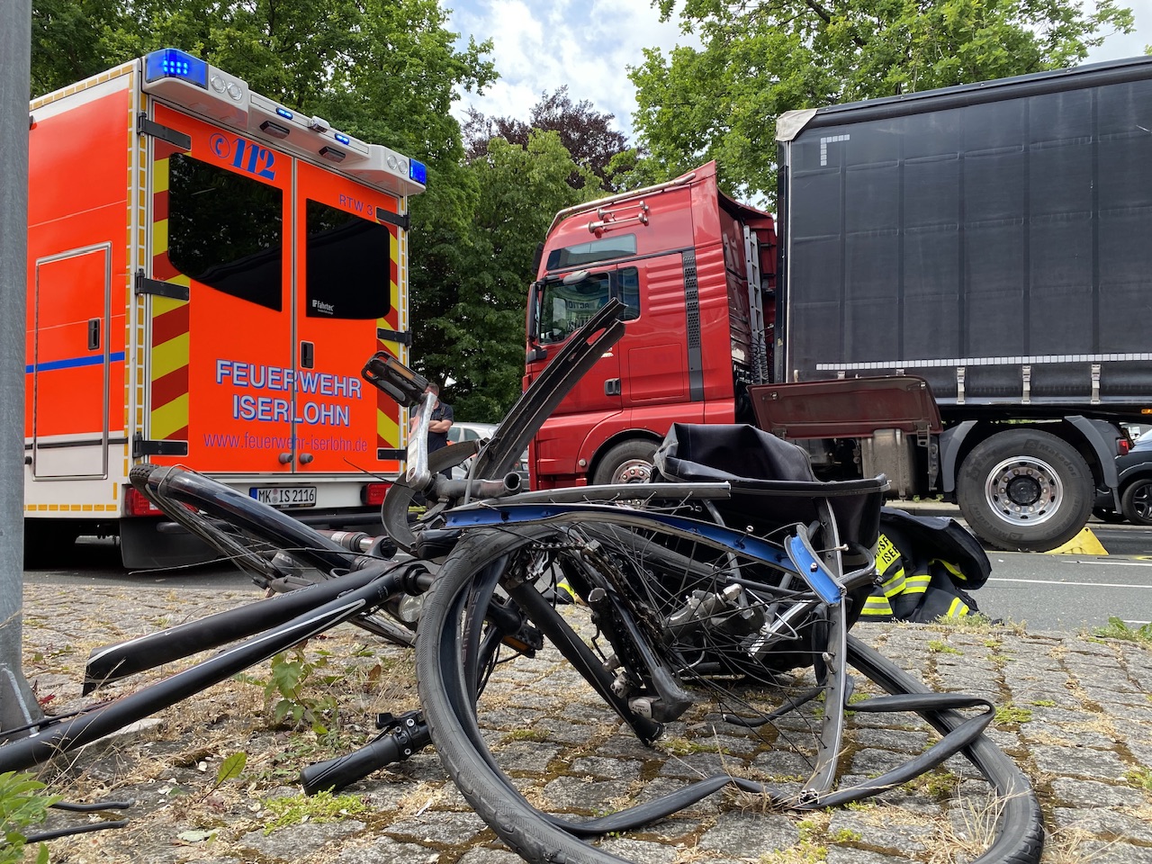 Radler gerät auf Kreuzung in Iserlohn unter Sattelauflieger – Lebensgefahr